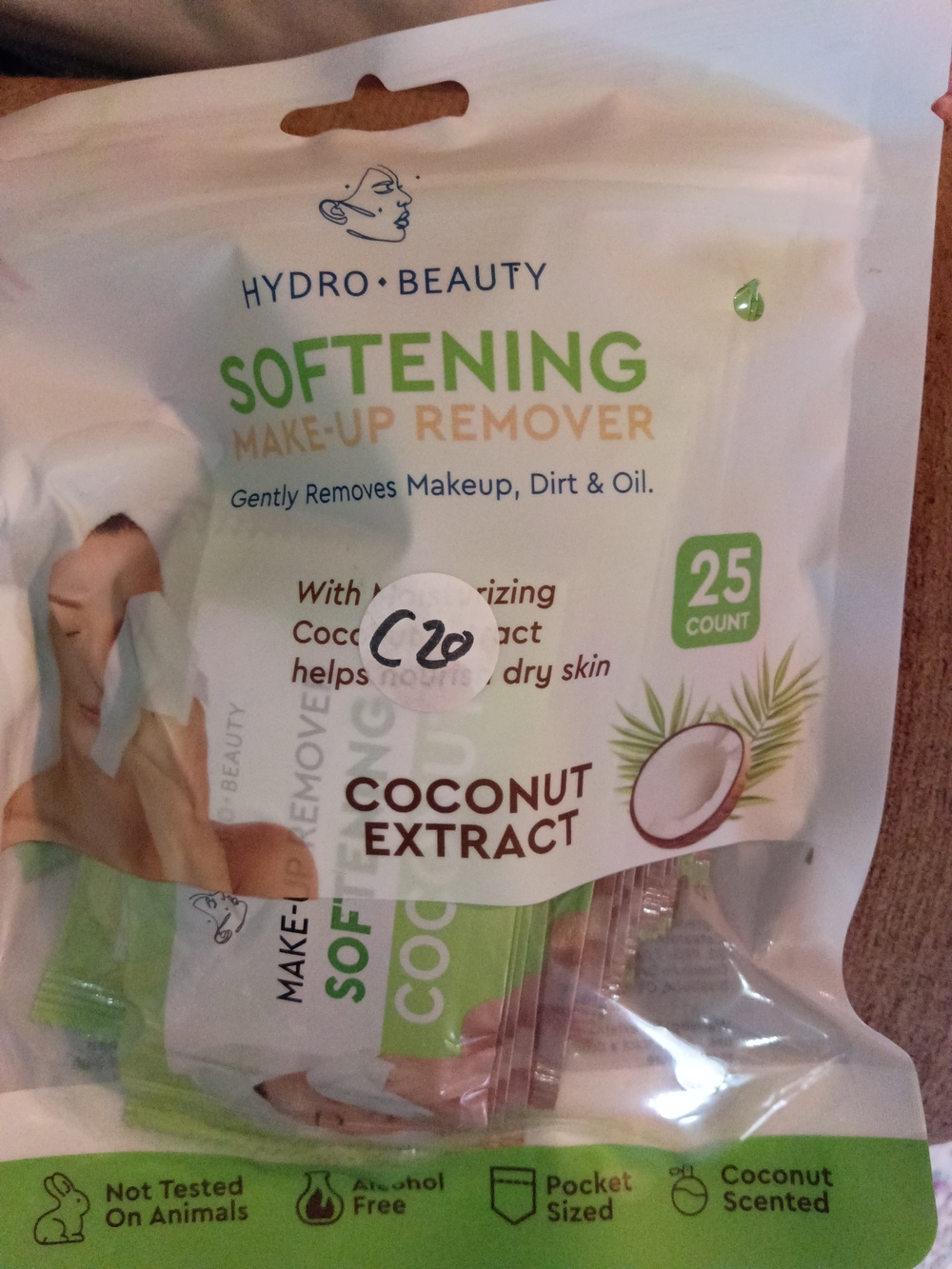 Softening Coconut Extract Makeup Remover Wipes - White/Green
